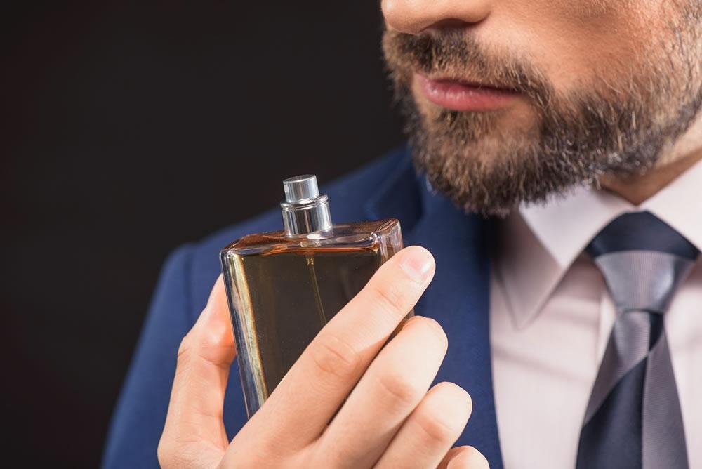 أفضل عطور رجالية في الإمارات: روائح قوية تدوم في الحر (2026)